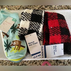 Women's O/S sock bundle.